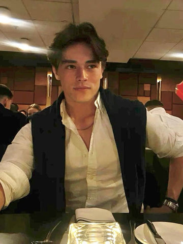 Cliente satisfeito usando nossas roupas