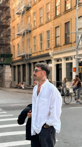 Cliente satisfeito usando nossas roupas