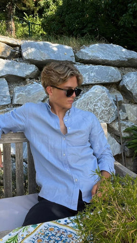 Cliente satisfeito usando nossas roupas