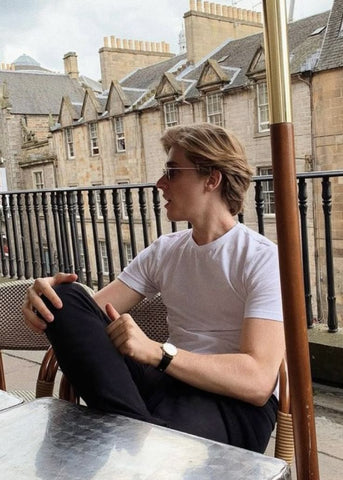 Cliente satisfeito usando nossas roupas