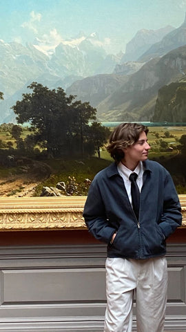 Cliente satisfeito usando nossas roupas