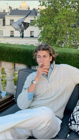 Cliente satisfeito usando nossas roupas