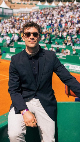 Cliente satisfeito usando nossas roupas